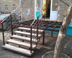 лестница металлическая с крыльцом