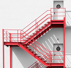 пристенная пожарная лестница с площадками